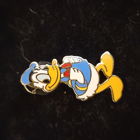 Donald Duck Pin - Picture 1 of 2
